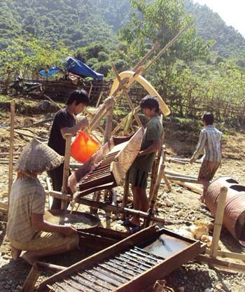 Residents of Nghe An Province sift for gold on the banks of the Cha Ha River (Photo: SGGP) Residents of Nghe An Province sift for gold on the banks of the Cha Ha River (Photo: SGGP)
